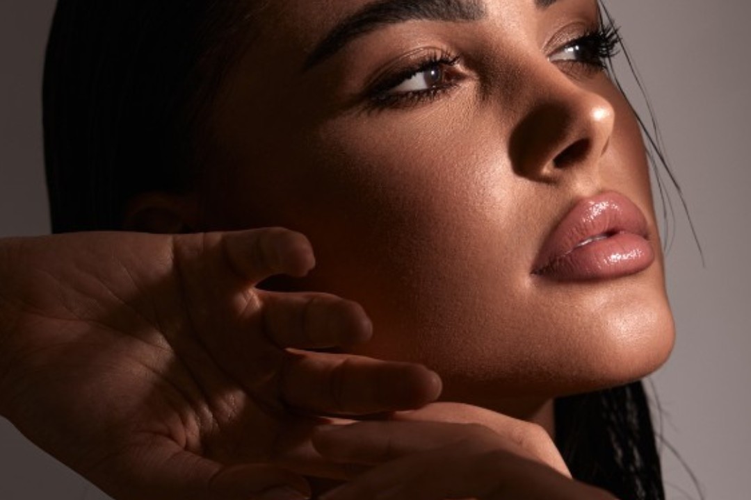Glass skin: cos’è davvero e quale trattamento viso scegliere per ottenere una pelle più luminosa e levigata